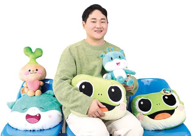 정현빈 ㈜로컬러 대표가 경기 수원 사무실에서 캐릭터 굿즈를 소개하고 있다. 그는 수원시 캐릭터 ‘수원이’를 비롯해 10여가지 지역 캐릭터를 홍보하고 굿즈를 만들어 판매한다. 수원=백승철 프리랜서 기자