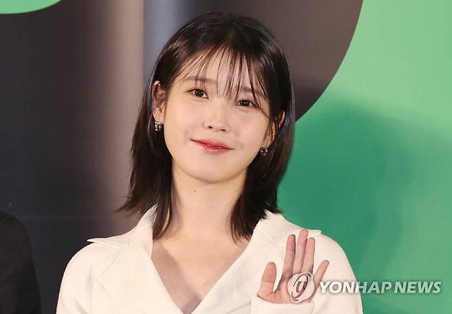 손 흔드는 아이유 (서울=연합뉴스) 이재희 기자 = 30일 오전 서울 성동구 메가박스 성수점에서 열린 영화 '드림' 제작발표회에 배우 아이유가 참석하고 있다. 2023.3.30 scape@yna.co.kr