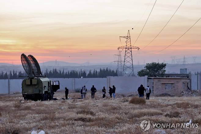 시리아 알쿠타이파 집단암매장지 (시리아 알쿠타이파 AFP=연합뉴스) 2024년 12월 15일 시리아 알쿠타이파 소재 옛 러시아군 주둔기지에서 사람들이 집단 암매장지를 수색하고 있다. (Photo by Bakr ALKASEM / AFP) 2024.12.18.