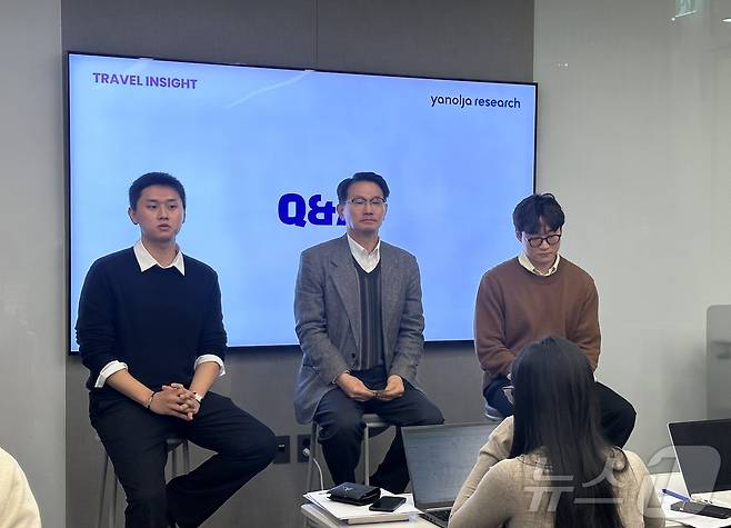 홍석원 야놀자리서치 수석연구원(왼쪽부터), 장수청 미국대학교 교수 겸 야놀자 리서치 원장, 서대철 야놀자리서치 선임연구원ⓒ 뉴스1 윤슬빈 기자