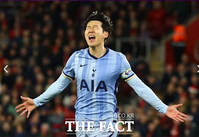 토트넘 '캡틴' 손흥민이 16일 사우샘프턴과 2024~2025 EPL 16라운드 원정경기 전반 12분 시즌 6호골을 터뜨린 뒤 감격의 세리머니를 펼치고 있다./EPL