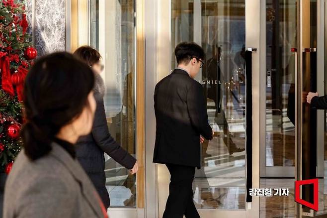 롯데케미칼이 19일 서울 송파구 롯데타워에서 기한이익상실(EOD) 사유가 발생한 14개 회사채의 특약 조정을 위한 사채권자 집회를 소집한 가운데 한 사채권자가 직원 안내를 받으며 집회장으로 들어서고 있다. 강진형 기자