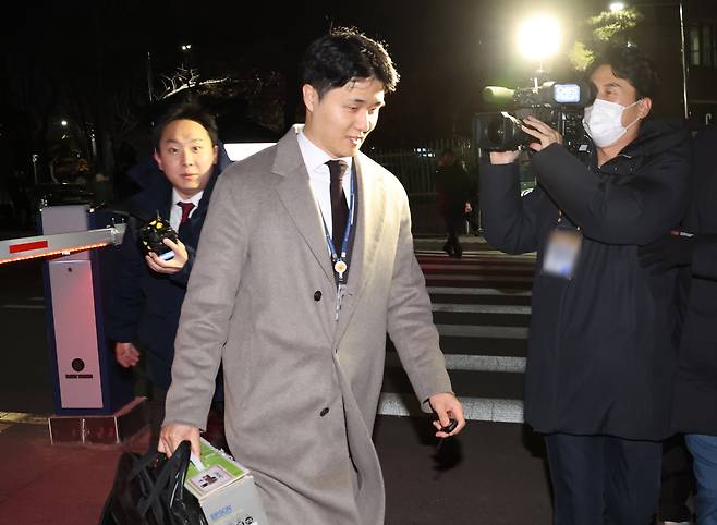 12·3 비상계엄 사태를 수사하는 경찰 국가수사본부 특별수사단 관계자가 17일 오후 서울 용산 대통령실 민원실을 나서고 있다.     특별수사단은 이날 대통령경호처에 대한 압수수색을 시도했으나 경호처가 진입을 허락하지 않으면서 비화폰 관련 서버 자료를 확보하지 못했다./연합뉴스