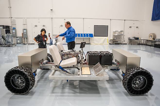 미국 텍사스 휴스턴의 민간 우주 기업 인튜이티브 머신스가 만들고 있는 월면차 뼈대의 모습. 인튜이티브 머신스를 찾은 김나영 기자가 이를 살펴보고 있다. /이현지 사진작가