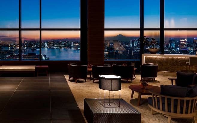 탁 트인 도요스 전경이 내려다보이는 36층 로비.