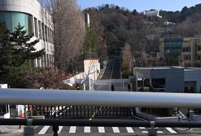 헌법재판소가 윤석열 대통령에게 탄핵심판 사건에 대한 답변서 제출을 요구했지만 윤 대통령 측이 응하지 않는 가운데 19일 서울 용산구 대통령실 관저 앞에서 경찰과 경호처 직원들이 경비를 서고 있다. 박시몬 기자