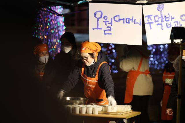 5·18 민주화운동 여성 단체인 '오월어머니집' 회원들이 지난 5일 광주 동구 5·18 민주광장에서 열린 '윤석열 정권 퇴진 광주 비상행동' 집회에서 주먹밥을 만들고 있다. 광주=연합뉴스