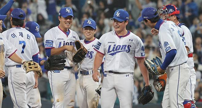 KBO 최초 400세이브, 돌부처의 미소_(대구=연합뉴스) 윤관식 기자 = 14일 오후 대구 삼성라이온즈파크에서 열린 2023 KBO리그 SSG 랜더스와 삼성 라이온즈의 경기. 9회초 삼성 마무리투수 오승환이 400세이브를 달성하고 동료들과 환호하고 있다. 2023.10.14 psik@yna.co.kr