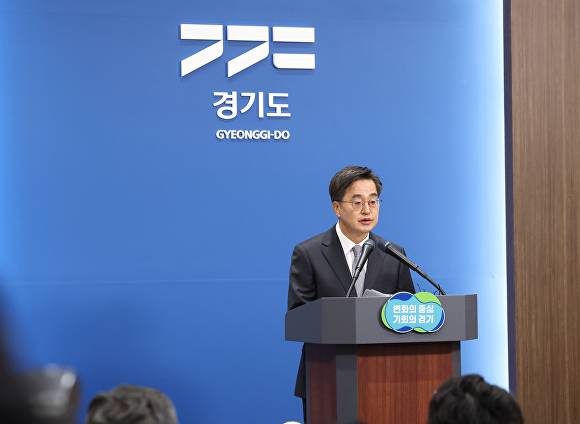 19일 김동연 경기도지사가 탄핵정국 경제재건 위한 긴급브리핑을 하고 있다. [사진=경기도]