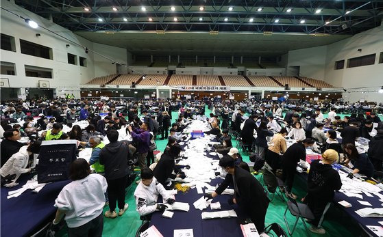 지난 4.10 총선 당시 서울 관악구 서울대 종합체육관 내 개표소에서 수검표가 진행되는 모습. 선관위는 부정선거 논란을 종식하기 위해 이번 총선에 수검표 도입과 사전투표함 보관 장소 24시간 CCTV 공개 등 투개 표의 공정성을 강화하는 조치들을 실시했다. 연합뉴스