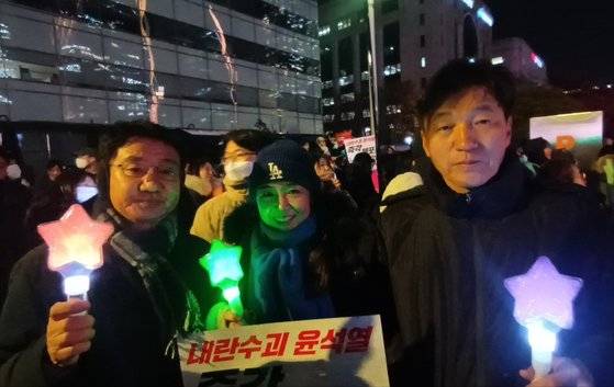 김상우씨가 14일 여의도 탄햅 집회에서 지인들과 응원봉을 들고있는 모습. 본인 제공