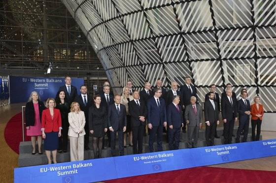 18일(현지시간) 유럽연합(EU)과 서부 발칸 6개국 지도자들이 브뤼셀에서 열린 정상회담에서 단체 사진을 찍고 있다. AP=연합뉴스