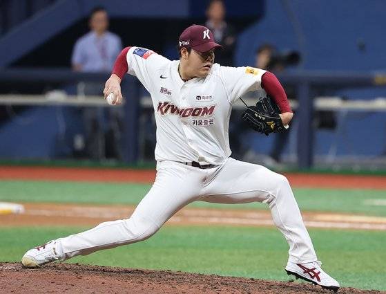 (서울=뉴스1) 김진환 기자 = 23일 오후 서울 고척스카이돔에서 열린 2024 신한은행 SOL뱅크 KBO리그 KIA 타이거즈와 키움 히어로즈의 경기, 키움 조상우가 10회초 등판해 힘차게 공을 던지고 있다. 2024.4.23/뉴스1