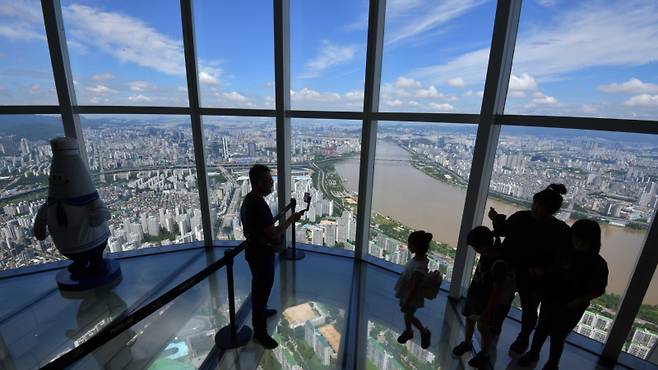 서울 송파구 롯데월드타워에서 바라본 송파구와 강남구 아파트 단지 모습. 사진=곽경근 대기자&nbsp;