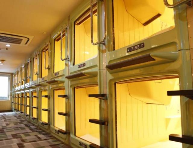 일본 도쿄 신주쿠의 한 캡슐호텔 내부. 이달 21일 1박 기준으로 이 호텔의 1인 최저 숙박료는 12만원 정도로 조회됐다. 아고다 내 객실 소개 사진