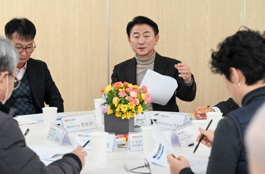 - 김동근 의정부시장이 18일 흥선권역 현장 티타임을 통해 주민들과 소통하고 있다. 의정부시 제공