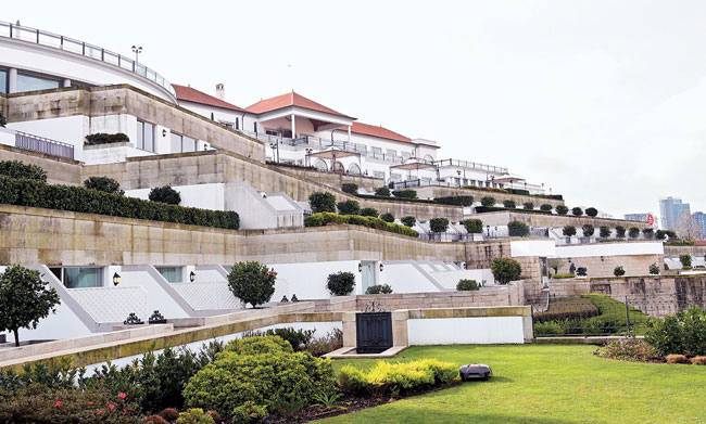 와우지구 위쪽에 들어선 이트맨 호텔. 포르투 올드타운 전경이 파노라마처럼 펼쳐지는 자리다.