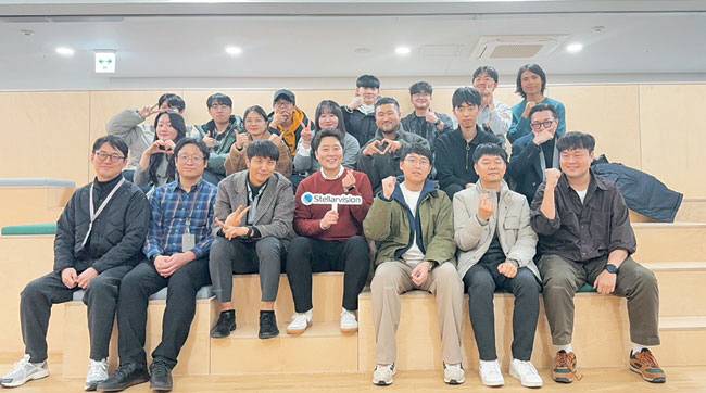 대전 대덕특구의 위성데이터 분석 기업인 ㈜스텔라비전 임직원들이 모여 파이팅을 외치고 있다.  스텔라비전 제공