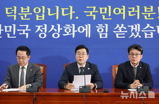 [서울=뉴시스] 고승민 기자 = 박찬대 더불어민주당 원내대표가 19일 서울 여의도 국회에서 열린 정책조정회의에서 발언하고 있다.  2024.12.19. kkssmm99@newsis.com