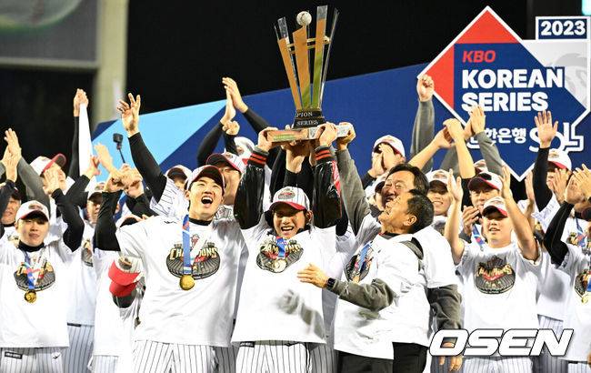 [OSEN=잠실, 이대선 기자] LG 트윈스가 29년 만에 한국시리즈 우승을 차지했다.&nbsp;LG는 13일 서울 잠실구장에서 열린 2023 KBO리그 한국시리즈(7전 4선승제) 5차전 KT와 경기에서 6-2로 승리했다. 이로써 LG는 1차전을 패한 후 4연승을 거두며 한국시리즈 우승을 차지했다. LG 염경엽 감독이 선수단과 세리머니를 하고 있다. 2023.11.13 /sunday@osen.co.kr