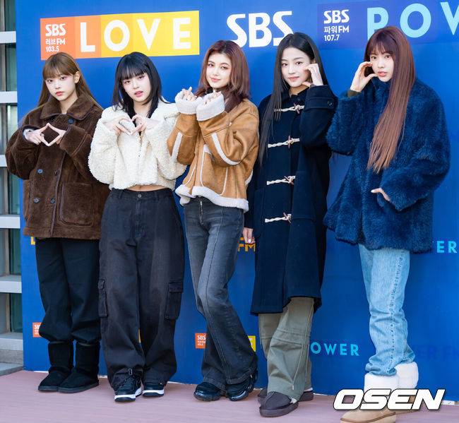 [OSEN=민경훈 기자] 3일 오후 서울 목동 SBS에서 SBS 라디오 파워FM '최화정의 파워타임’이 진행됐다.뉴진스(NewJeans)가 출근길에 포즈를 취하고 있다. 2023.01.03 / rumi@osen.co.kr