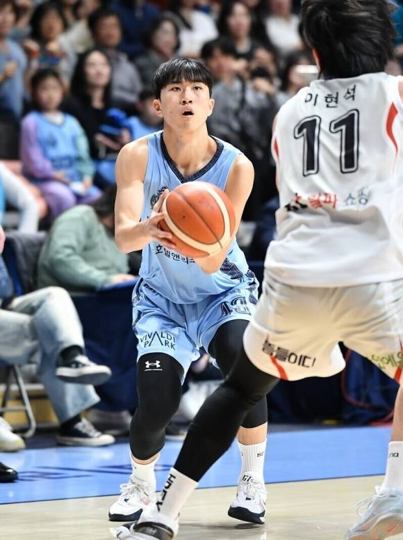 18일 수원 kt와의 홈경기에서 슛하는 고양 소노의 정성조(왼쪽). 정성조는 이날 비선수 출신으로 KBL 27년 만에 처음으로 프로무대 첫득점의 기록을 세웠다. KBL 제공