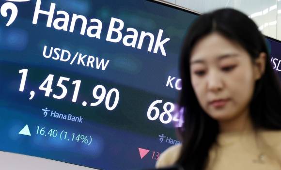 19일 오후 서울 중구 하나은행 본점 딜링룸 현황판에 원/달러 환율이 표시돼 있다. 이날 오후 3시 30분 기준 원달러 환율은 전날 대비 16.4원 오른 1451.9원을 기록했다. 2009년 금융위기 이후 환율이 1450원대를 돌파한 건 처음이다. 연합뉴스
