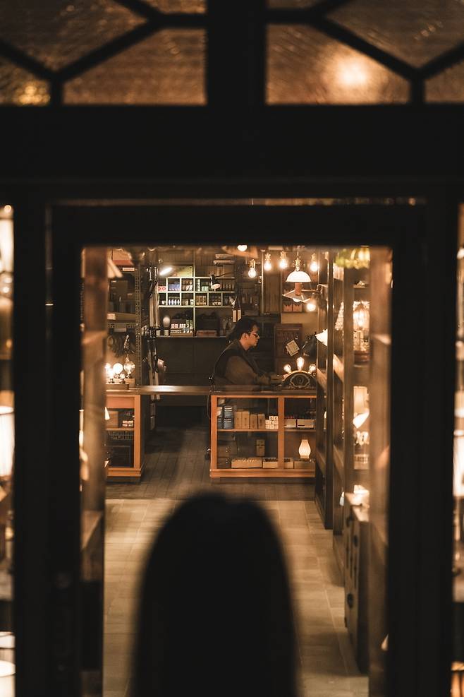 디즈니플러스의 오리지널 드라마 ‘조명가게’ 한 장면. 사진 월트디즈니컴퍼니 코리아