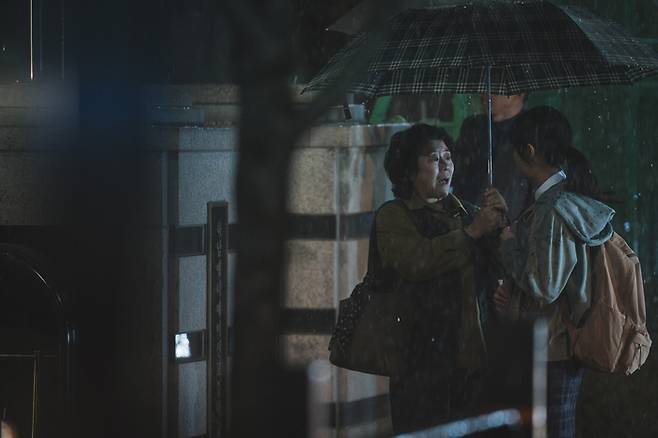 디즈니플러스의 오리지널 드라마 ‘조명가게’ 한 장면. 사진 월트디즈니컴퍼니 코리아