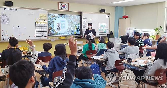 "디지털 성폭력 피해 안 보려면" 한 초등학교에서 6학년 학생들이 디지털 성폭력 예방 교육을 받고 있다. [세종교육청 제공]