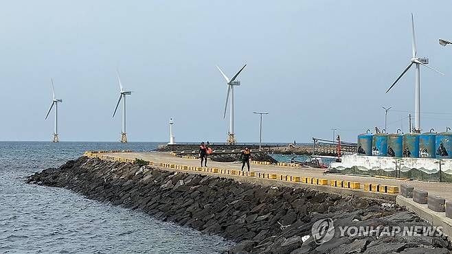 탐라해상풍력발전단지 (제주=연합뉴스) 차대운 기자 = 지난 3월 29일 제주 한경면 탐라해상풍력발전단지 앞. 2024.3.31 cha@yna.co.kr