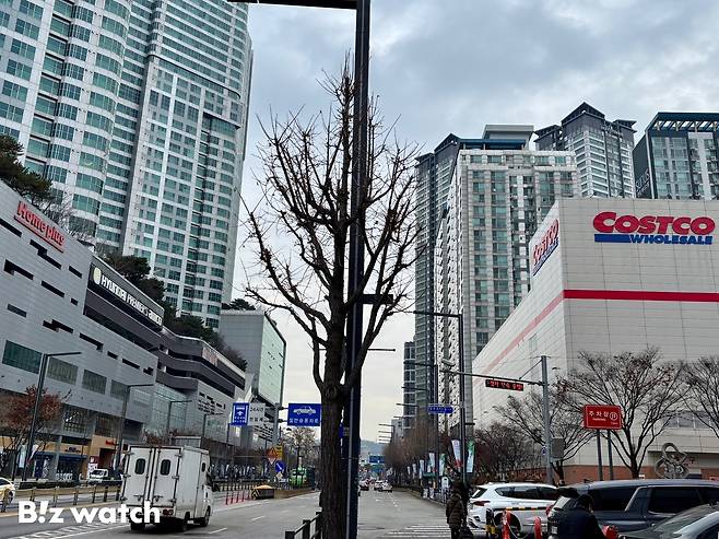 상봉역 2번 출구로 나와 큰길을 걸었다. 10분 남짓 걷다 보니 좌·우측으로 홈플러스와 엔터식스, 코스트코가 보였다. /사진=김진수 기자