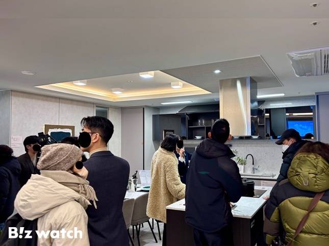 '더샵 퍼스트월드' 견본주택 관람객들이 유니트 내부를 둘러보고 있다. /사진=김진수 기자