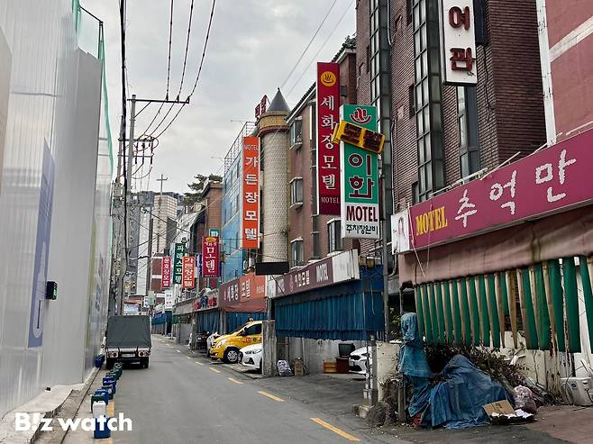 단지와 인접한 골목엔 모텔들이 즐비했다. 이른 아침 모텔 주차장에 차들이 세워진 걸로 보아 영업 중인 곳도 다수인 듯했다. /사진=김진수 기자