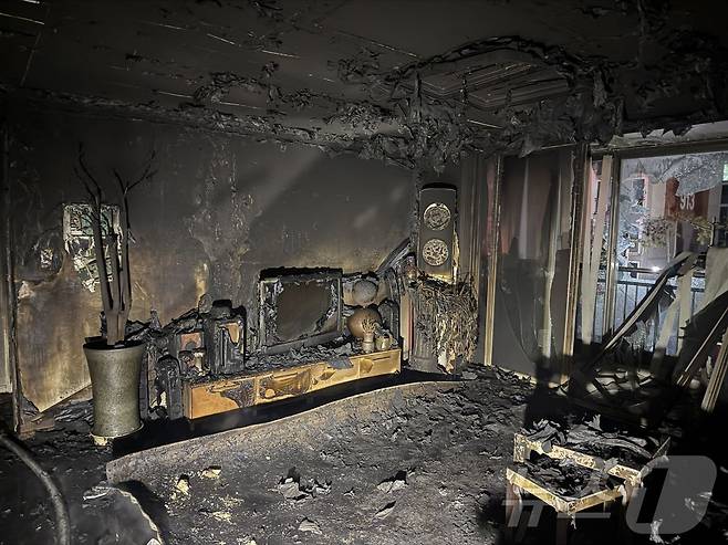 불이 난 아파트 내부.(경기도소방재난본부 제공)