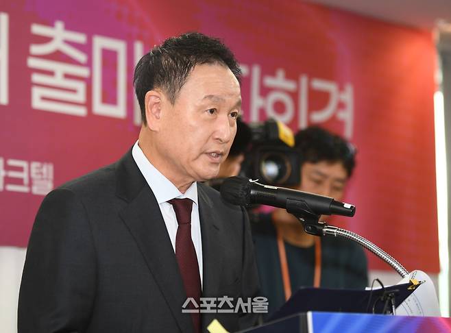 허정무 전 프로축구 K리그1 대전하나시티즌 이사장이 25일 서울 송파구 올림픽파크텔에서 열린 대한축구협회장 선거 출마 기자회견에서 출마의 변을 밝히고 있다.  2024. 11. 25. 최승섭기자 thunder@sportsseoul.com