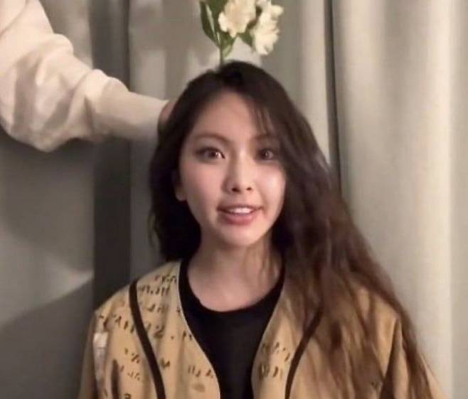 뉴진스 혜인이 팬들과 소통하던 중 피크민 캐릭터를 따라하고 있다. 피크민 캐릭터는 머리 위에 꽃을 달고 있는 게 특징이다. 유튜브