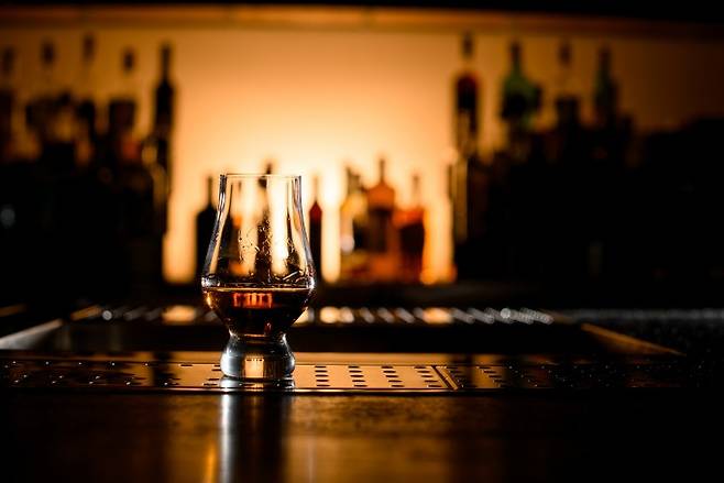 위스키는 곡물을 발효·증류해 숙성시킨 술이다. 위스키의 향은 복잡하고 다양한 냄새 화합물의 조합으로 결정된다. 게티이미지뱅크 제공