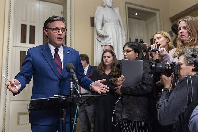 마이크 존슨 미국 하원의장이 19일 임시예산안 표결을 앞두고 기자들과 대화하고 있다. 워싱턴/EPA 연합뉴스