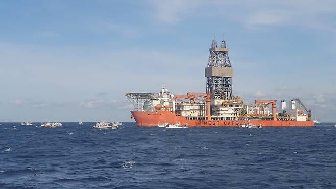 경북 포항 어민들이 한국석유공사의 석유탐사 시추에 반발해 20일 포항 앞바다 동쪽 20㎞ 지점 바다 위에서 배를 타고 시추선 주변을 둘러싼 채 해상 시위를 벌이고 있다. 포항해양경찰서 제공