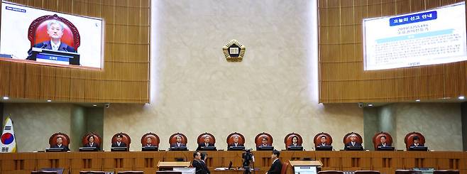 조희대 대법원장을 비롯한 대법관들이 지난 19일 오후 전원합의체 선고를 위해 서울 서초구 대법원 대법정에 입장해 자리에 앉아 있다. 연합뉴스