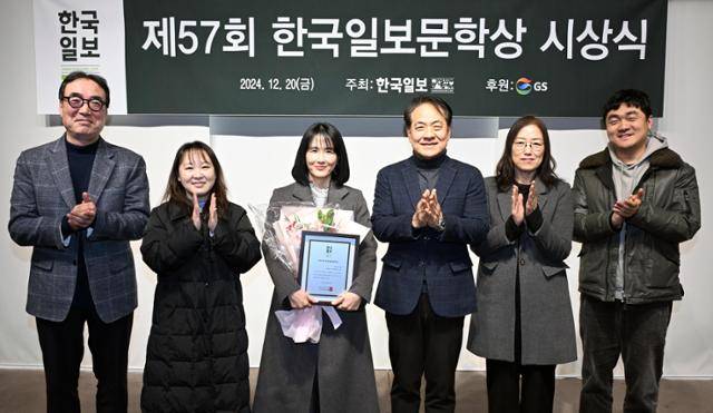 20일 서울 중구 프란치스코교육회관에서 열린 '제57회 한국일보문학상' 시상식에서 수상자인 위수정(왼쪽 세 번째) 작가와 이성철(네 번째) 한국일보 사장, 심사위원 황종연(맨 왼쪽)·소유정(두 번째) 문학평론가, 강영숙(다섯 번째) 소설가, 서효인(맨 오른쪽) 시인이 기념사진을 촬영하고 있다. 홍인기 기자