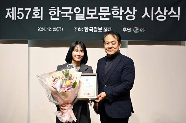 제57회 한국일보문학상 수상자 위수정(왼쪽) 작가와 이성철 한국일보 사장이 20일 서울 중구 프란치스코교육회관에서 열린 시상식에서 기념촬영을 하고 있다. 홍인기 기자