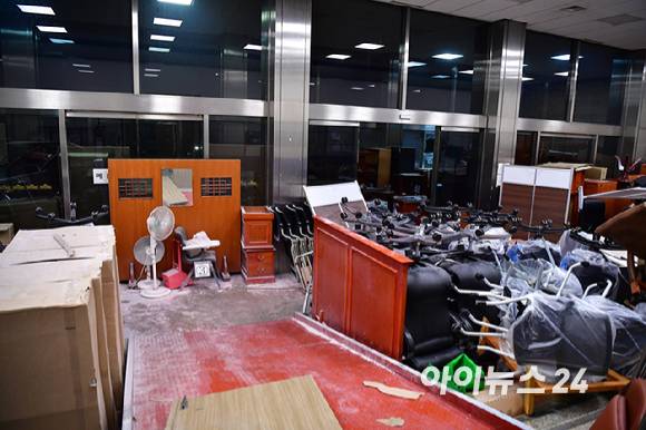 비상계엄령이 해제된 4일 오전 서울 여의도 국회 본관 내 시설들이 파손되어 있다. [사진=곽영래 기자]