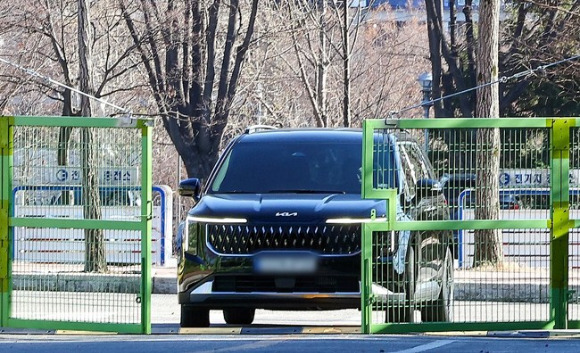 12·3 비상계엄 사태를 수사하는 고위공직자범죄수사처가 중앙선거관리위원회에 정보사 요원을 투입한 혐의 등을 받는 문상호 정보사령관을 체포한 가운데 지난 18일 오후 차량 한대가 경기도 과천시 고위공직자범죄수사처로 들어가고 있다. 2024.12.18 [사진=연합뉴스]