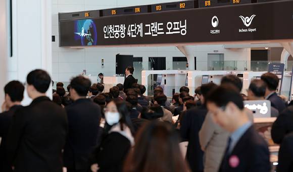 인천공항이 보안검색 대기 줄만 200m에 이르는 등 이례적인 혼란을 빚어 논란이 됐다. 사진은 지난달 29일 오전 인천공항 제2여객터미널 확장구역 내 수속 카운터 모습. [사진=연합뉴스]