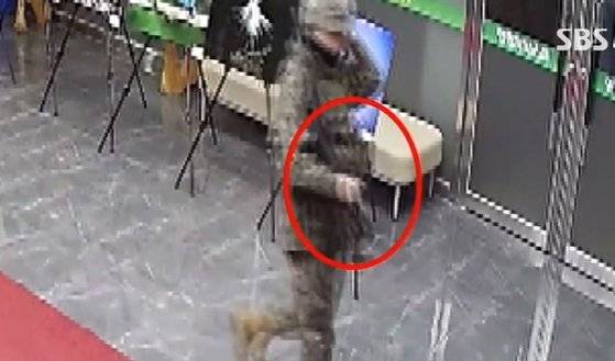 윤석열 대통령이 비상계엄을 선포한 지난 4일 새벽 강원 양구군청에 진입한 군 병력들이 탄조끼와 총까지 들었던 것으로 확인됐다. SBS 캡처