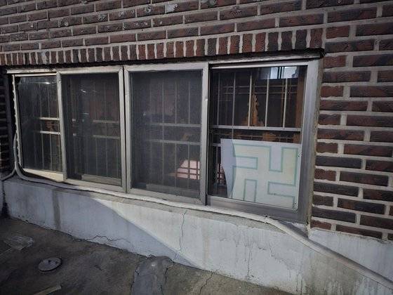 노상원 전 정보사령관이 운영하던 점집에는 ‘OO보살’이라고 적힌 현수막 간판이 붙어있었지만 19일 사라졌다. 이찬규 기자