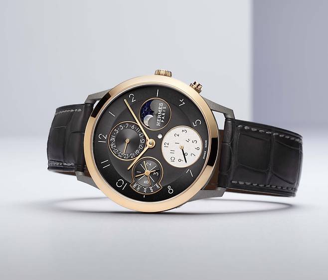 정제된 디자인의 얇은 케이스와 특별히 디자인한 숫자 폰트가 시선을 끄는 ‘슬림 데르메스 퍼페추얼 캘린더’ 워치. 윤년을 포함해 여러 날짜 정보를 담았지만, 가독성이 뛰어나다. 사진 에르메스