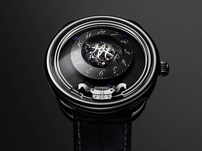 시계 가운데 3축 투르비용 케이지가 회전하는 ‘아쏘 뒥 아뜰레’. 에르메스를 상징하는 요소인 말 형태 해머가 다이얼 가장자리를 두른 공을 때려 소리를 내는 미니트리피터 기능을 담았다. 시곗바늘 없이 블루 컬러 포인터로 시간을 알리는 점이 독특하다. 사진 에르메스
